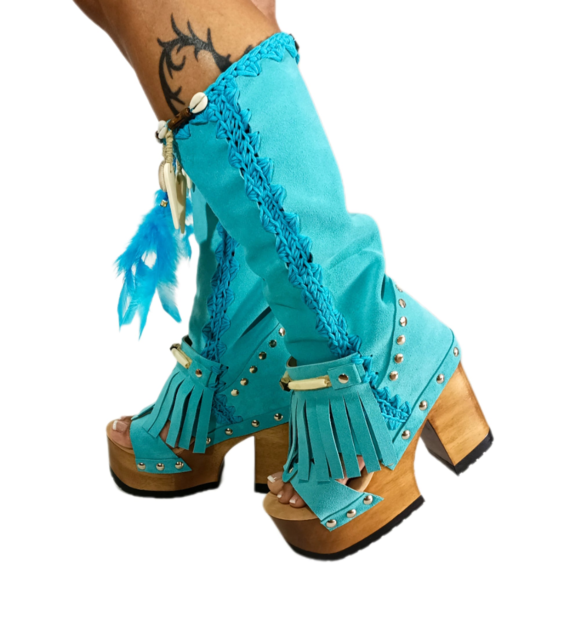 Turquoise bohemian-style boots, handmade. Platform boots with wooden heel. Turquoise bohemian-style boots decorated with feathers, shells and carved bone. High-end footwear handmade by Sol Caleyo.