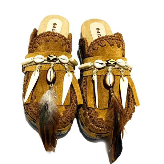 Moccasin style clogs, vintage style wooden wedge clogs. Bohemian style clogs, decorated with feathers, natural shells and horns. Moccasin clogs handmade by Sol Caleyo.