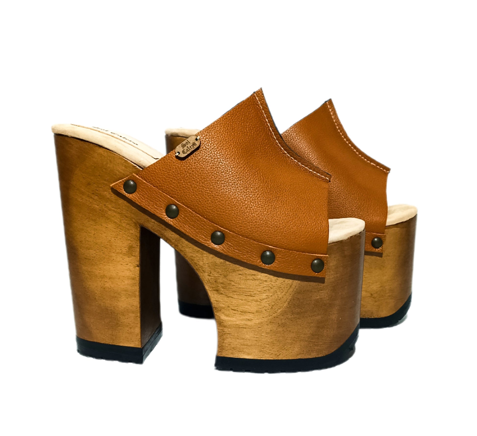 Platform sandals with super high heels. Super high wooden heel. Leather sandal with super high wooden heel. Sizes 34 to 47. Queen sandals are an exclusive design by Sol Caleyo.