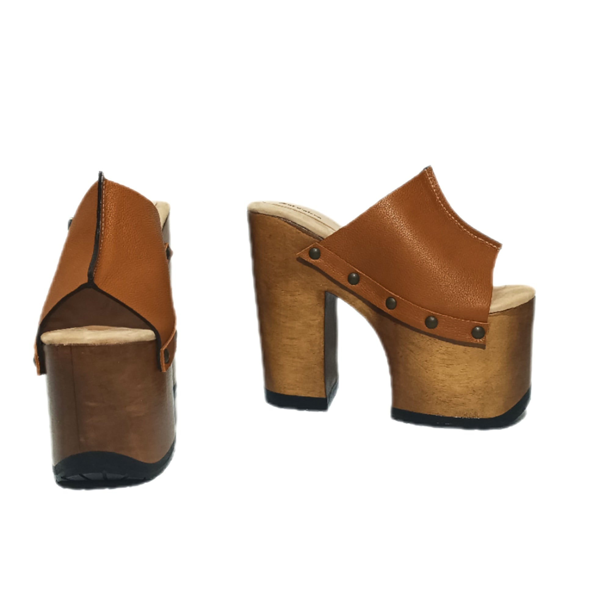 Platform sandals with super high heels. Super high wooden heel. Leather sandal with super high wooden heel. Sizes 34 to 47. Queen sandals are an exclusive design by Sol Caleyo.