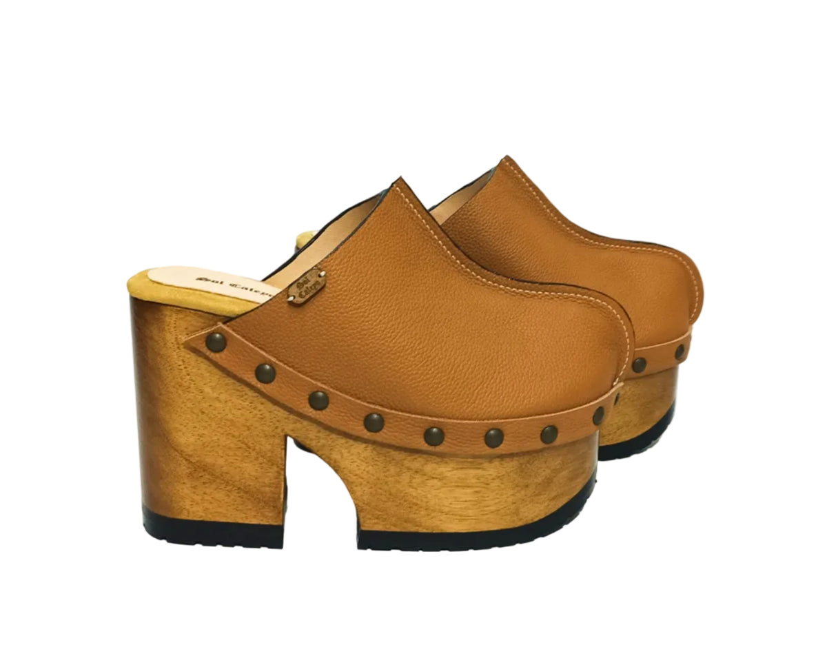 Brown leather clogs in a vintage 70s style. Super high vintage-style wooden heel. Sizes 33 to 47. High-end footwear handmade by Sol Caleyo.