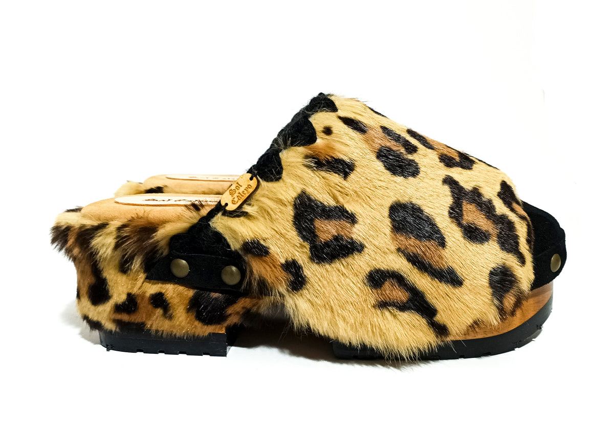 Handmade black suede closed-toe platform mule clogs with leopard print rabbit fur and 6 cm natural lacquered wooden heel by Sol Caleyo.
