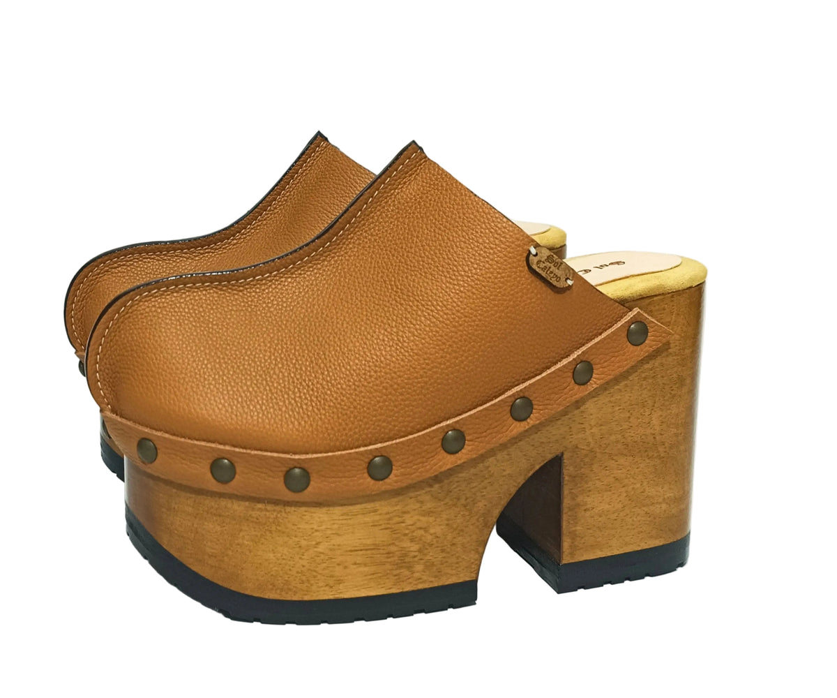 Brown leather clogs in a vintage 70s style. Super high vintage-style wooden heel. Sizes 33 to 47. High-end footwear handmade by Sol Caleyo.