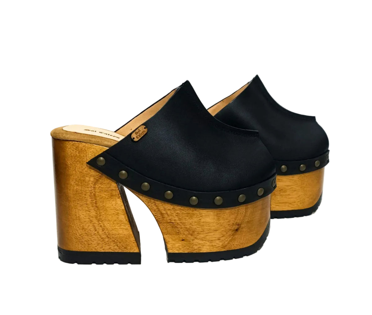 Black leather clogs in a vintage 70s style. Super high vintage-style wooden heel. Sizes 33 to 47. High-end footwear handmade by Sol Caleyo.