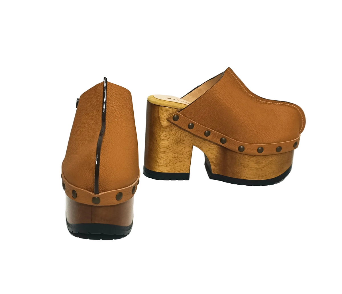 Brown leather clogs in a vintage 70s style. Super high vintage-style wooden heel. Sizes 33 to 47. High-end footwear handmade by Sol Caleyo.