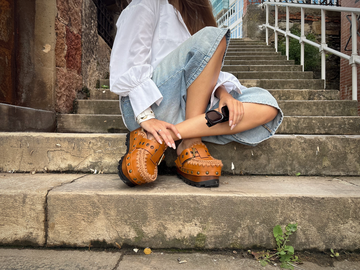 Light brown leather oxford style clogs. Oxford style leather mules. Mules with wooden wedge. High quality handmade shoes by Sol Caleyo.