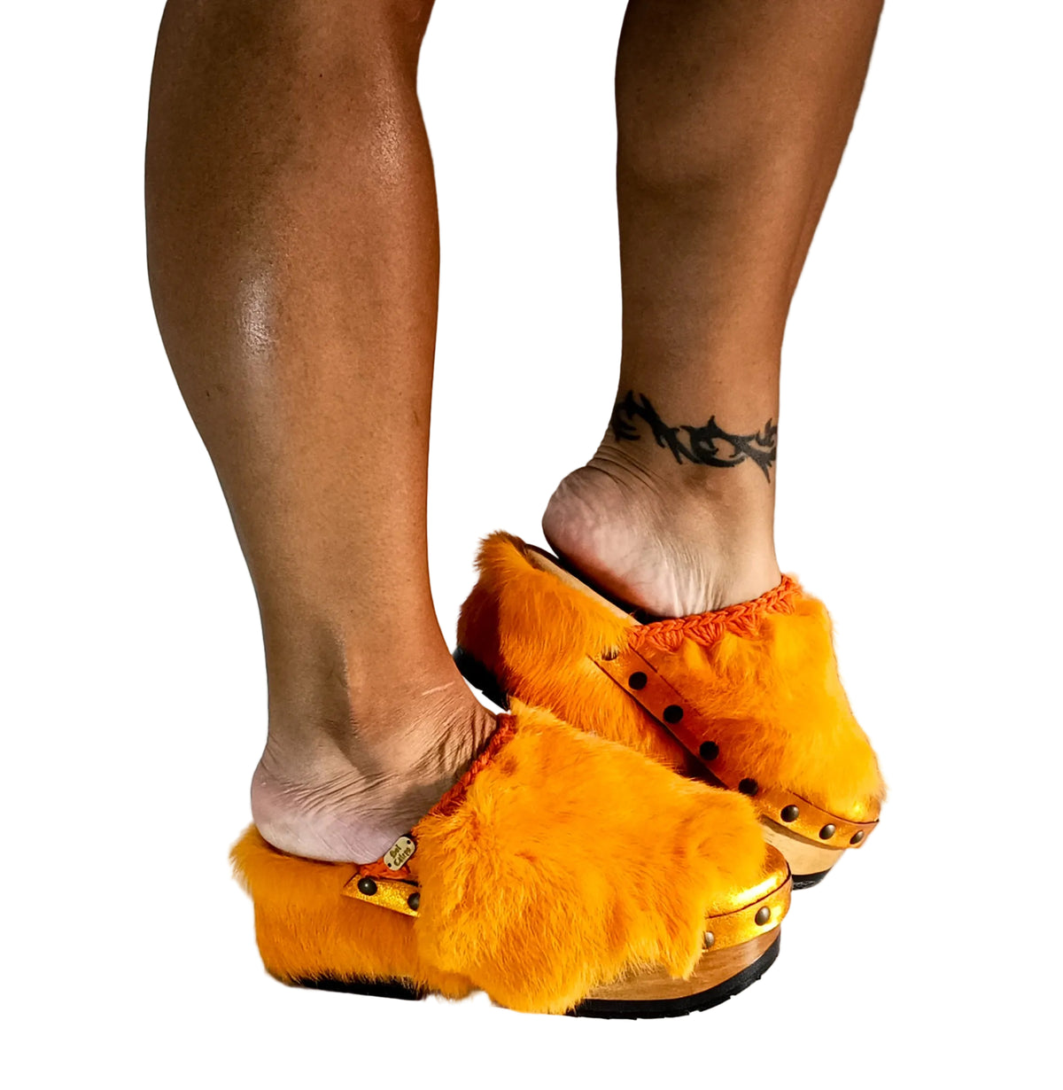 Handmade orange metallic leather closed-toe platform mule clogs with orange rabbit fur, wool-knit edge and 6 cm natural lacquered wooden heel by Sol Caleyo.