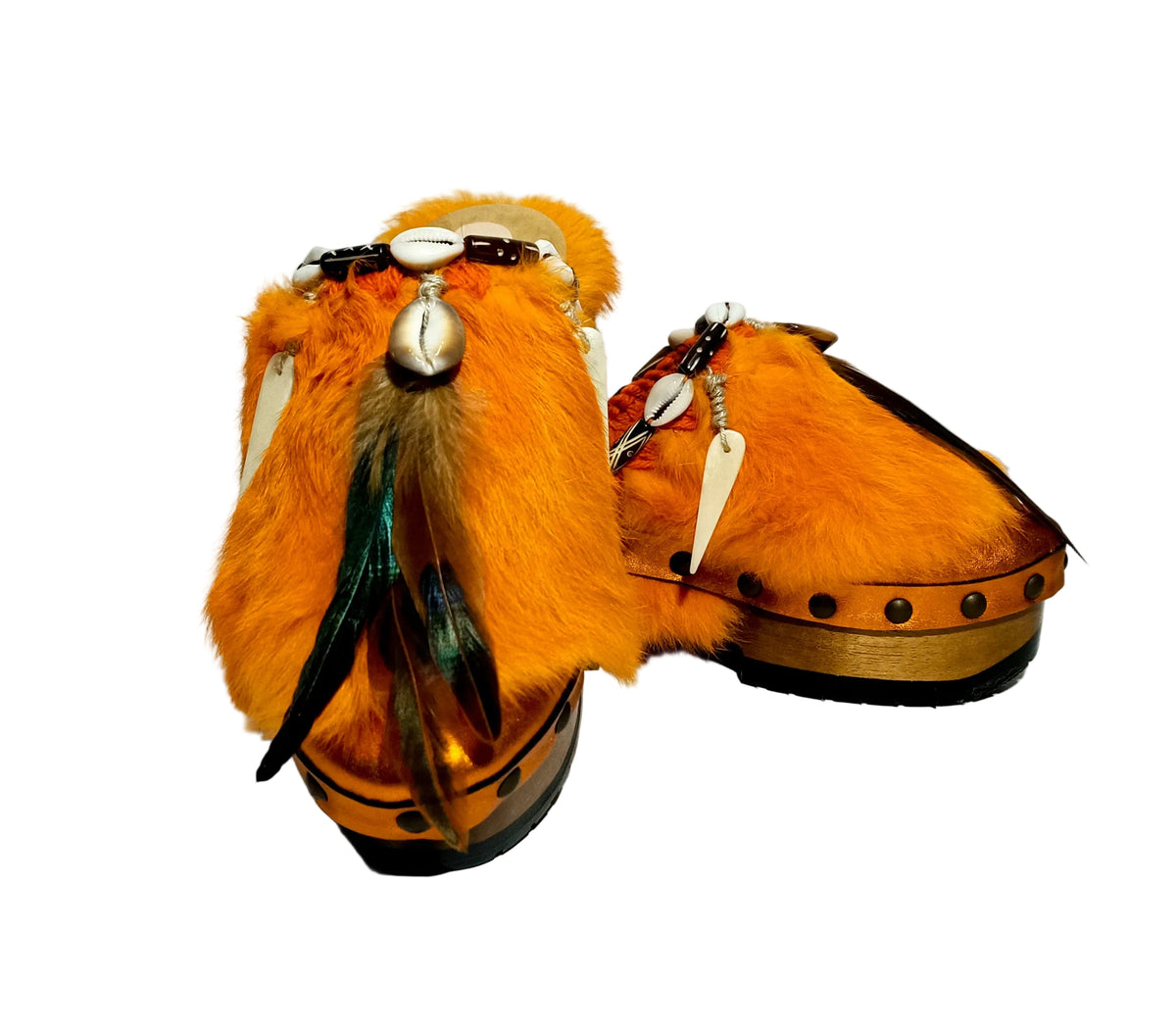 Handmade orange metallic leather closed-toe platform mule clogs with orange rabbit fur, feathers, horns, shells and 6 cm natural lacquered wooden heel by Sol Caleyo.