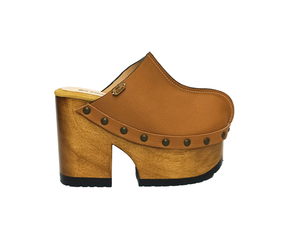 Brown leather clogs in a vintage 70s style. Super high vintage-style wooden heel. Sizes 33 to 47. High-end footwear handmade by Sol Caleyo.