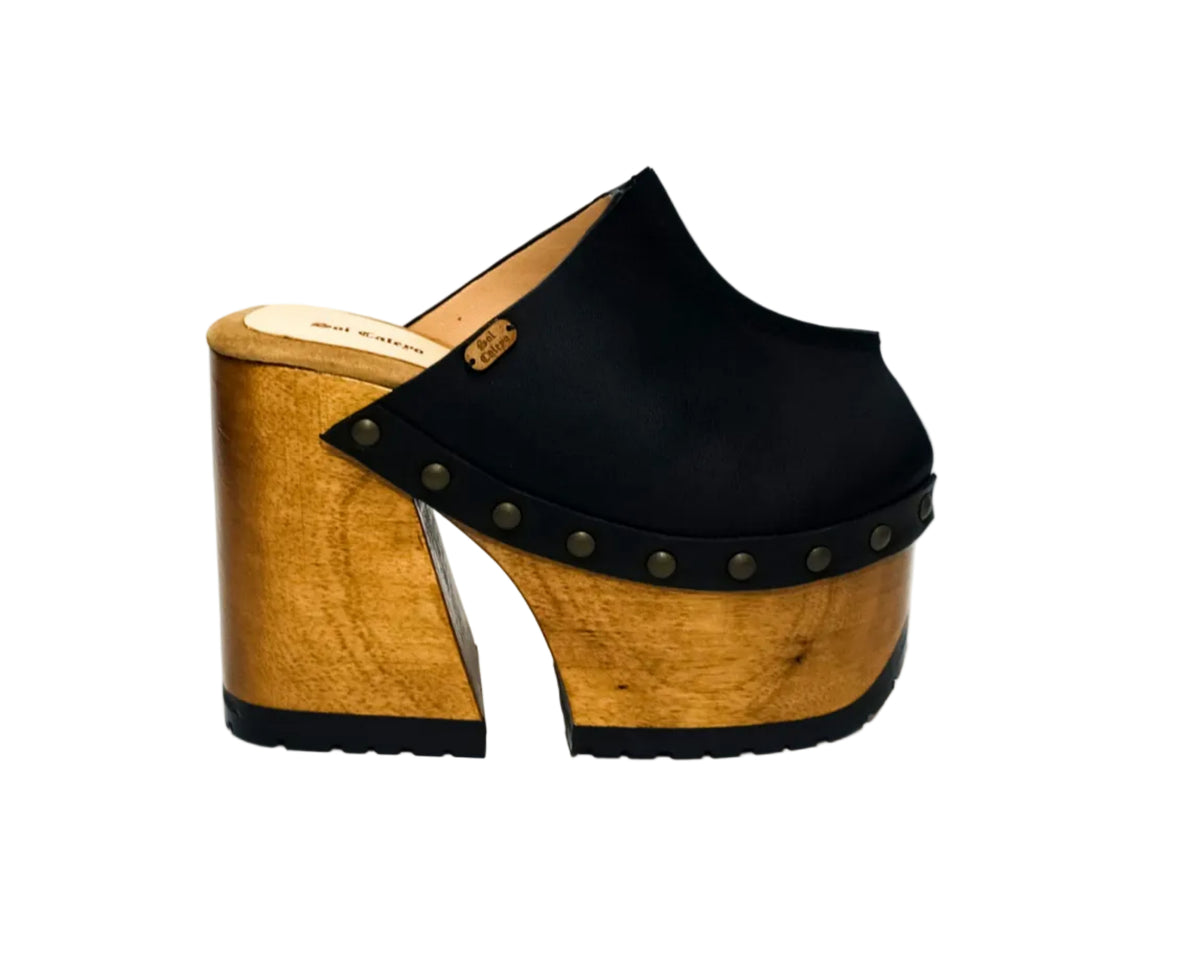 Black leather clogs in a vintage 70s style. Super high vintage-style wooden heel. Sizes 33 to 47. High-end footwear handmade by Sol Caleyo.