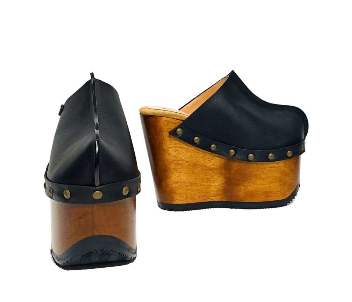 Black platform clog vintage style 70s. Super high wooden wedge, closed leather clogs, vintage style wooden wedge. Sizes 34 to 47. High quality leather shoes handmade by Sol Caleyo.