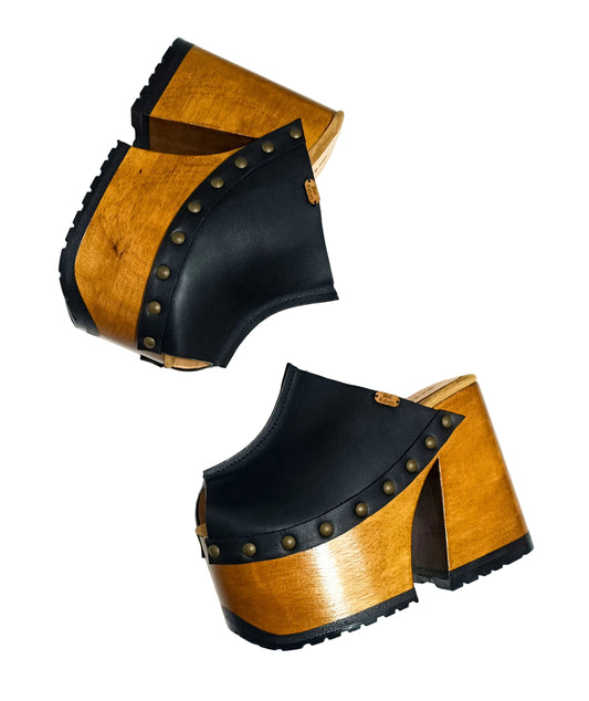 Black leather clogs in a vintage 70s style. Super high vintage-style wooden heel. Sizes 33 to 47. High-end footwear handmade by Sol Caleyo.