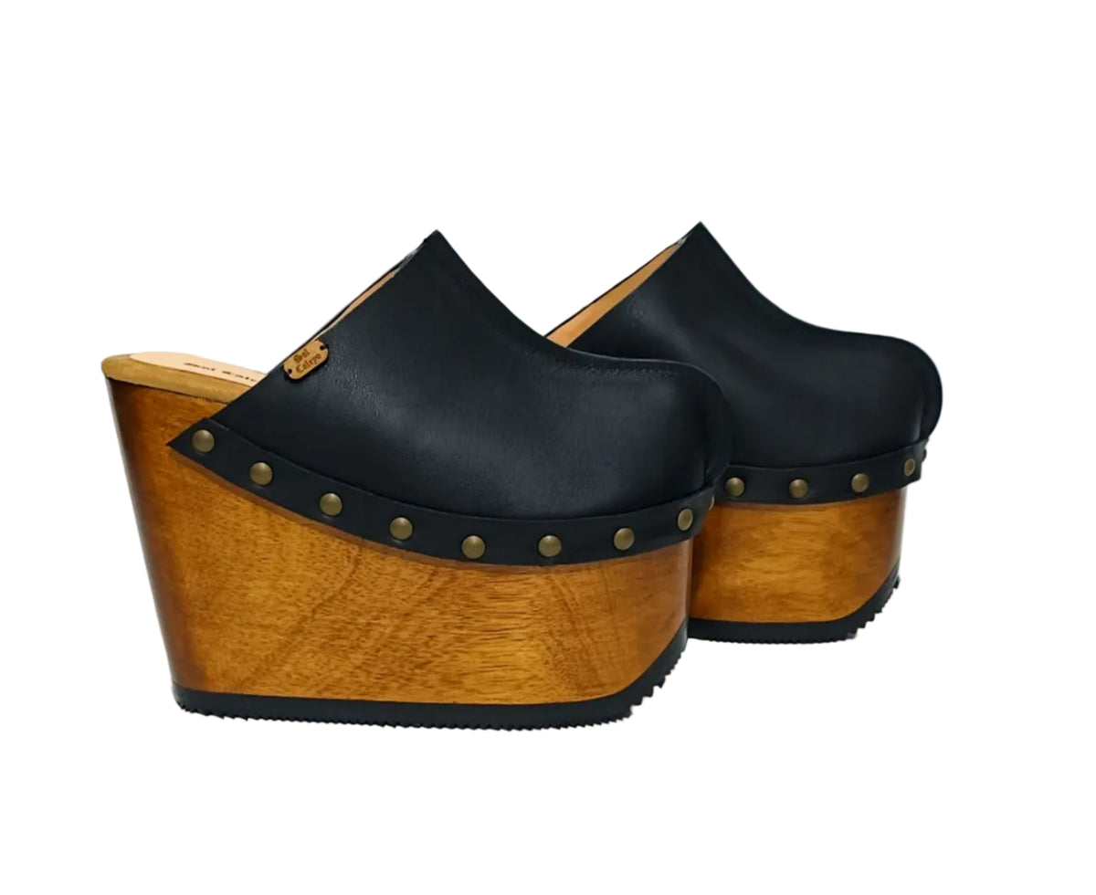 Black platform clog vintage style 70s. Super high wooden wedge, closed leather clogs, vintage style wooden wedge. Sizes 34 to 47. High quality leather shoes handmade by Sol Caleyo.