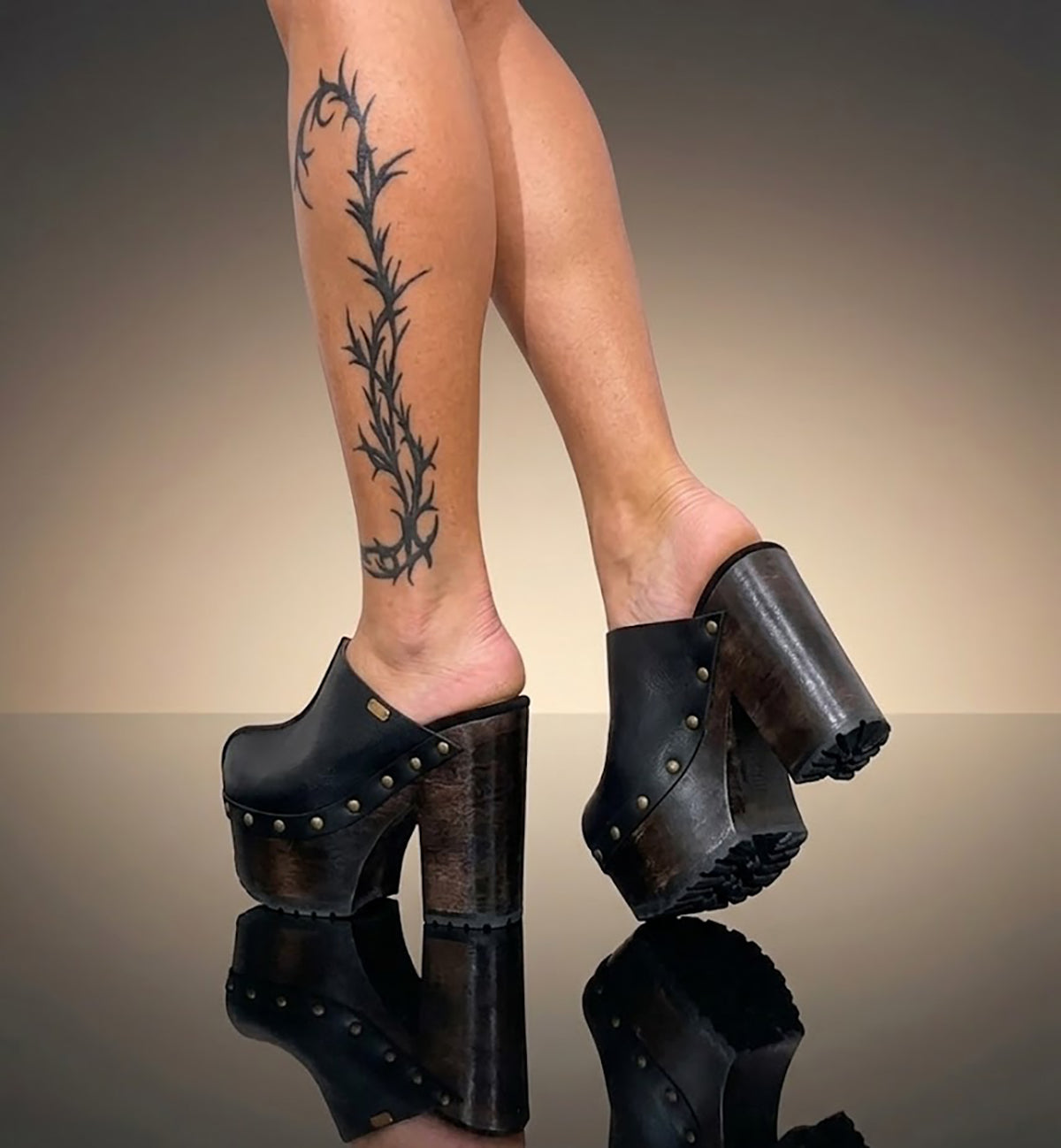 Black leather clogs with platform and super high heel. Leather mule with super high wooden heel. Black leather clogs 70's vintage style. Vintage style super high heel clogs. Sizes 34 to 47. High quality leather shoes handmade by sol Caleyo. Sustainable fashion.