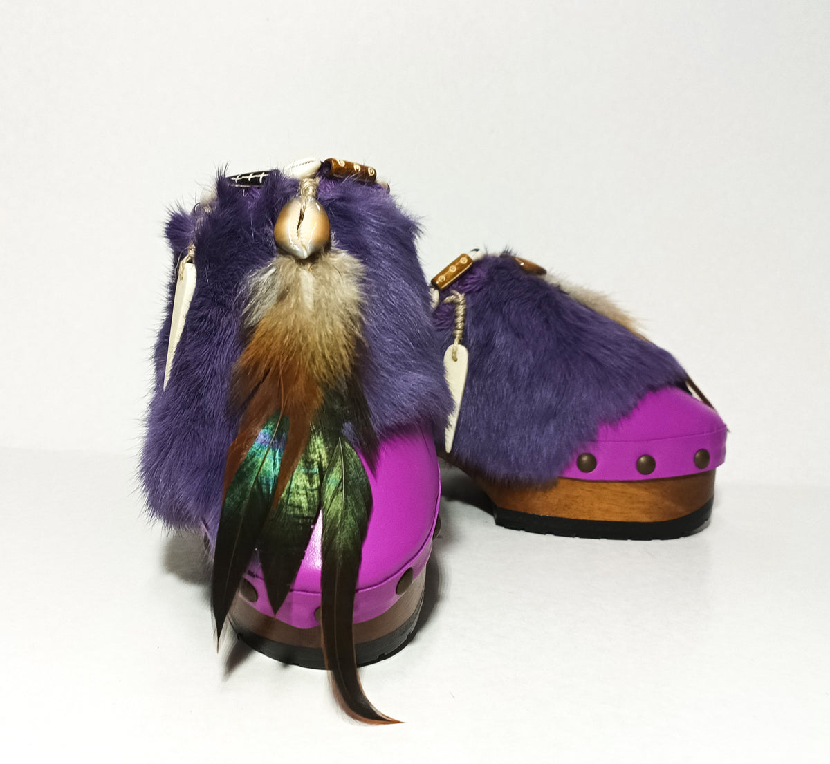Handmade smooth lilac leather closed-toe platform mule clogs with purple rabbit fur, feathers, bone, carved horn, shells and 6 cm natural lacquered wooden heel by Sol Caleyo.