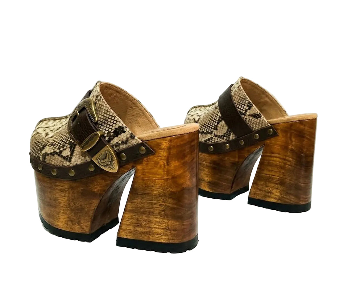 Profile view of Route 66 XL Snake Natural clogs with 17cm natural wood platform heel, snake print leather, and antique brass buckle.