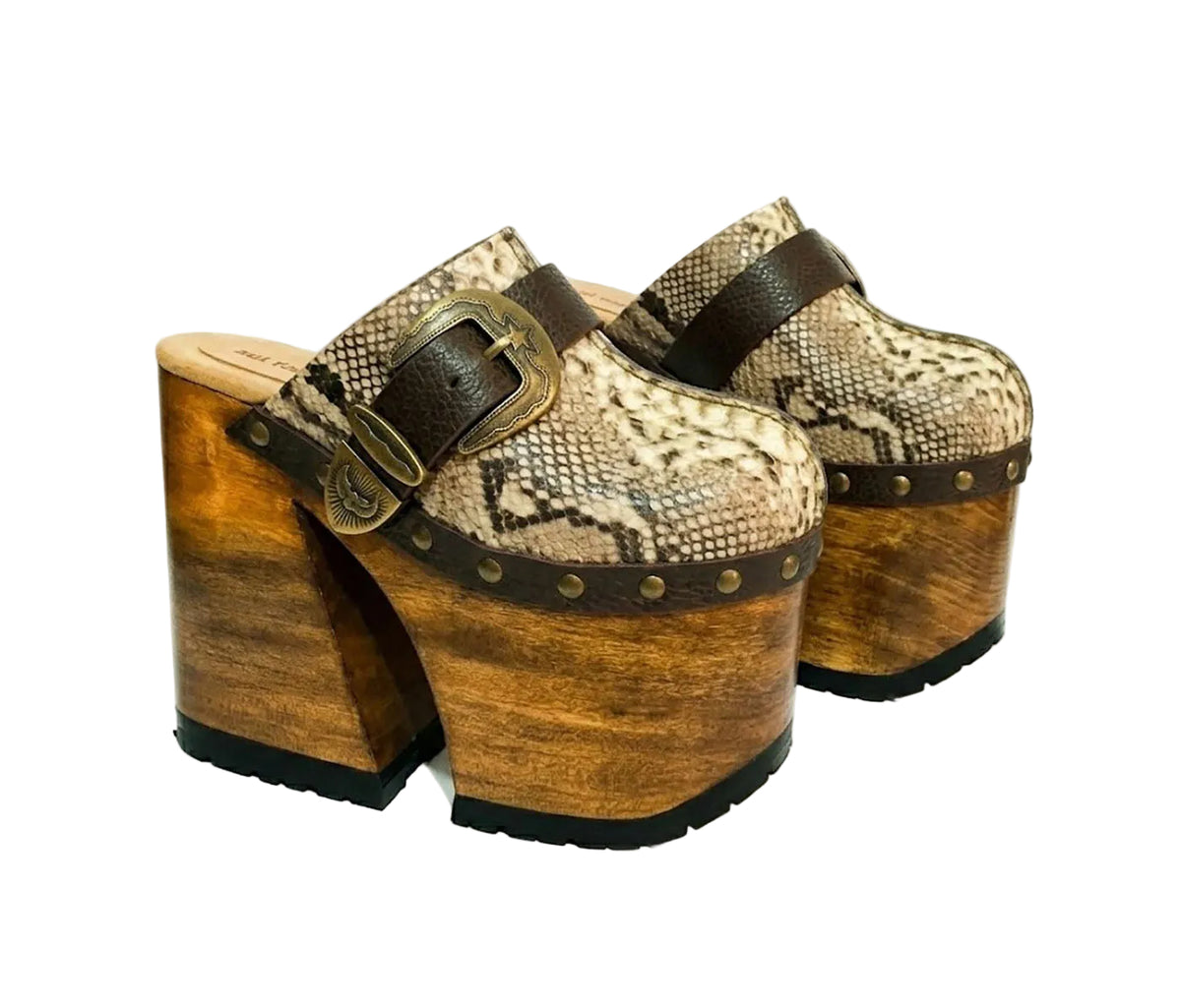 Profile view of Route 66 XL Snake Natural clogs with 17cm natural wood platform heel, snake print leather, and antique brass buckle.