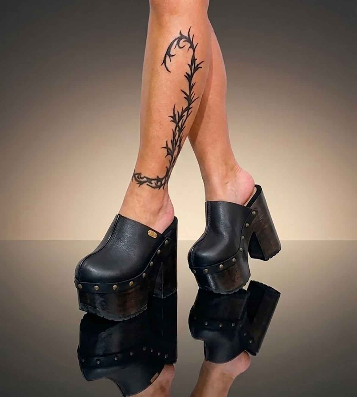 Black leather clogs with platform and super high heel. Leather mule with super high wooden heel. Black leather clogs 70's vintage style. Vintage style super high heel clogs. Sizes 34 to 47. High quality leather shoes handmade by sol Caleyo. Sustainable fashion.