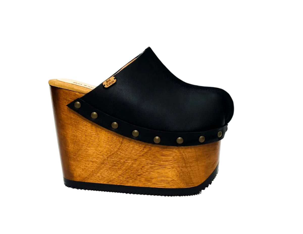 Black platform clog vintage style 70s. Super high wooden wedge, closed leather clogs, vintage style wooden wedge. Sizes 34 to 47. High quality leather shoes handmade by Sol Caleyo.