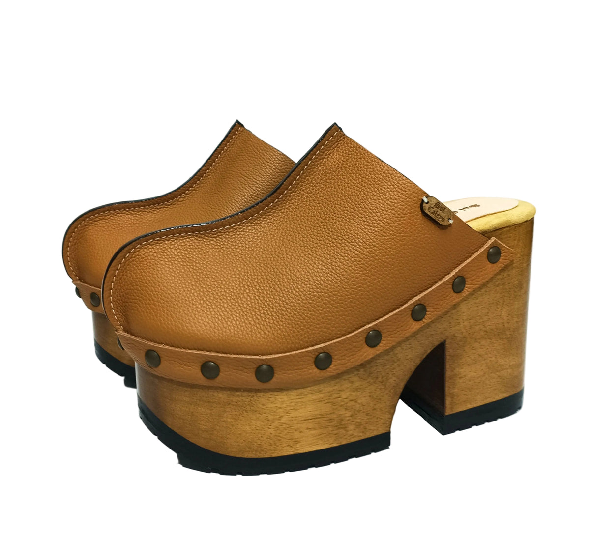 Brown leather clogs in a vintage 70s style. Super high vintage-style wooden heel. Sizes 33 to 47. High-end footwear handmade by Sol Caleyo.
