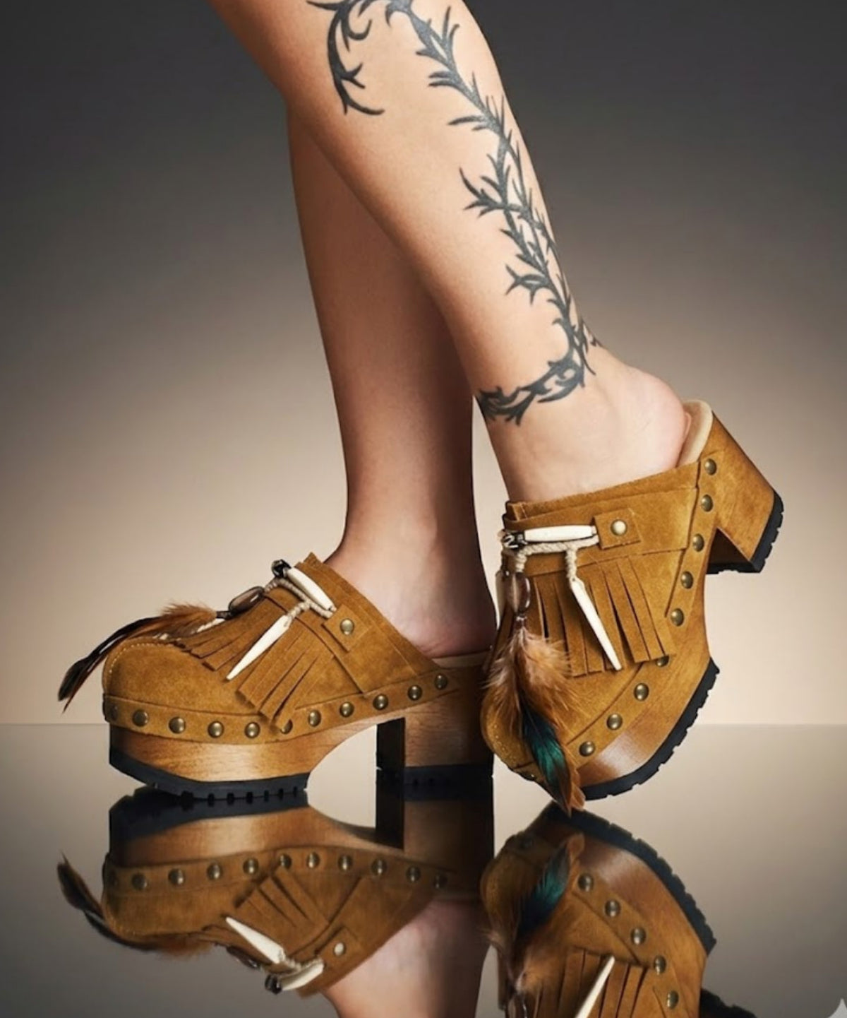 Bohemian style clogs, natural shell accessories, leather clogs decorated with feathers and natural shells. Boho style leather clogs. High-end handmade footwear by Sol Caleyo.