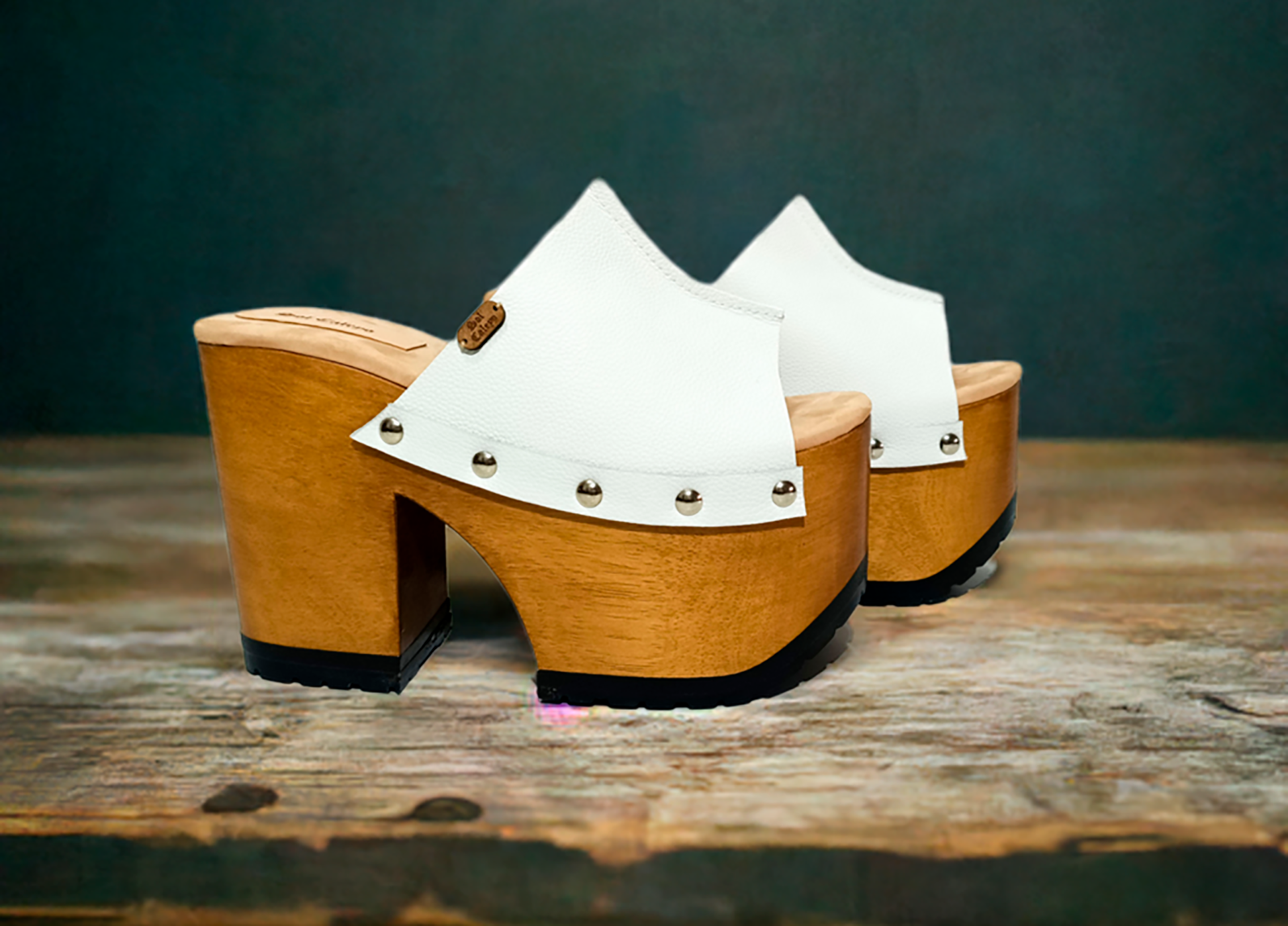 Vintage 70's style white platform sandals. Vintage style wooden heeled sandals. White vintage style mules. Handmade leather shoes by Sol Caleyo.