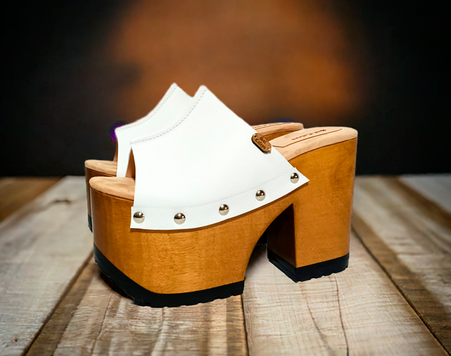 Vintage 70's style white platform sandals. Vintage style wooden heeled sandals. White vintage style mules. Handmade leather shoes by Sol Caleyo.