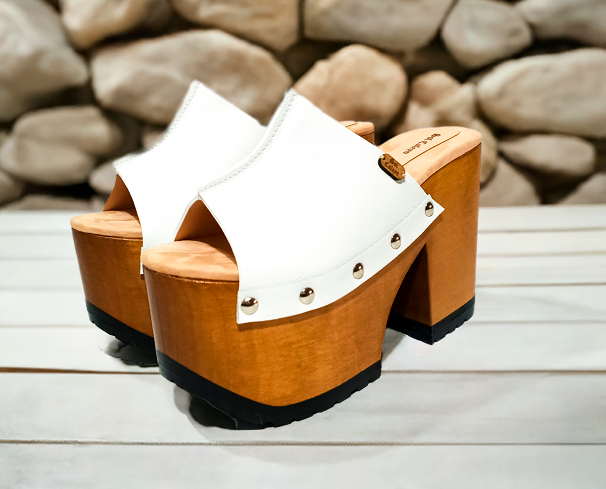 Vintage 70's style white platform sandals. Vintage style wooden heeled sandals. White vintage style mules. Handmade leather shoes by Sol Caleyo.