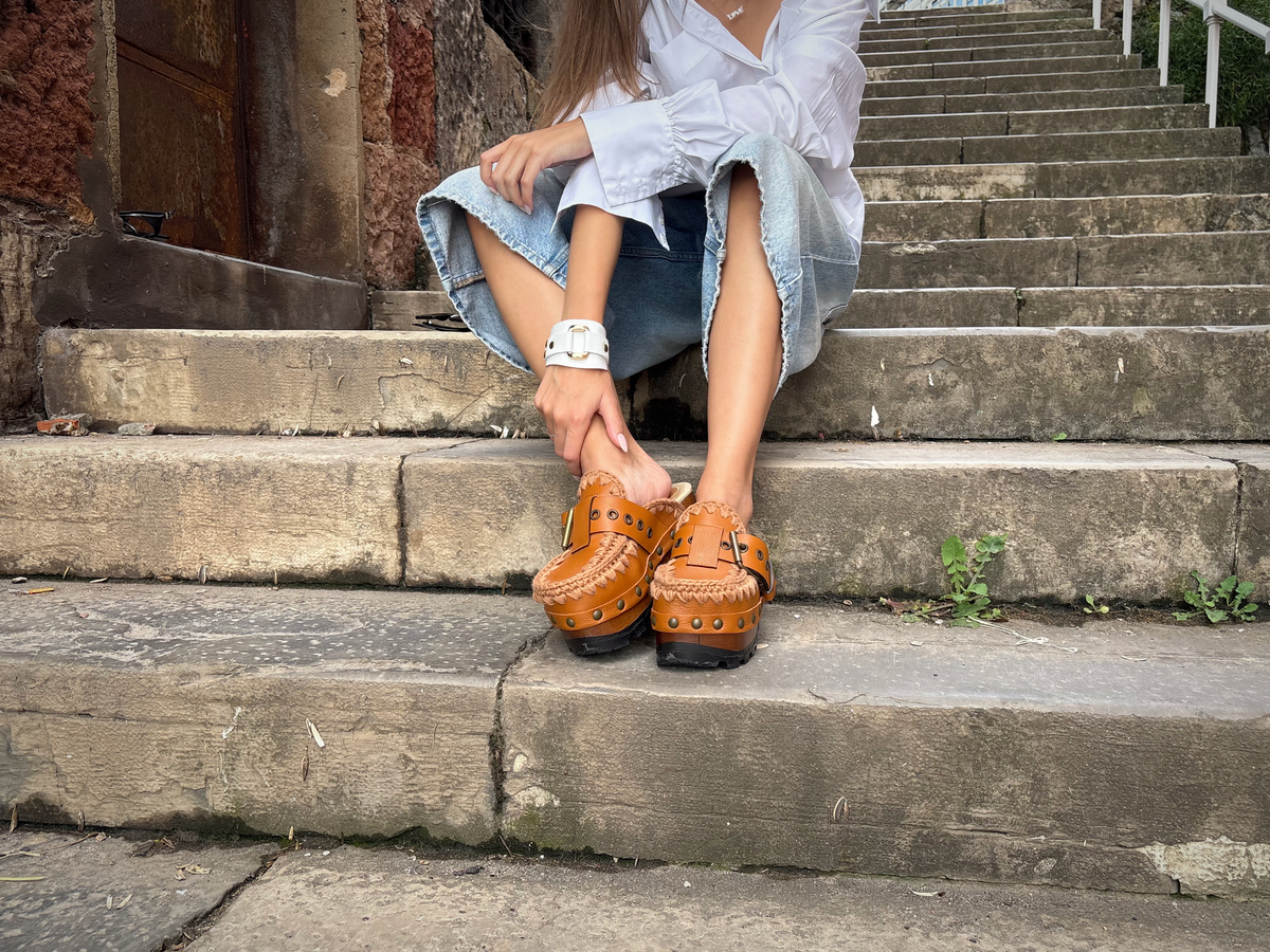 Light brown oxford clog with old gold buckle, leather mule with wooden wedge. High quality handmade shoes by Sol Caleyo.