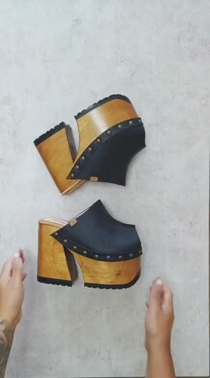 Black leather clogs in a vintage 70s style. Super high vintage-style wooden heel. Sizes 33 to 47. High-end footwear handmade by Sol Caleyo.