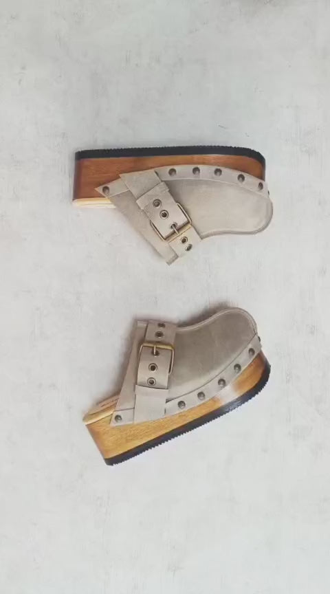 Vintage style wooden wedge clogs. Vintage style leather clogs with buckle and wooden wedge. Wooden wedge mules. High-end leather footwear handmade by Sol Caleyo