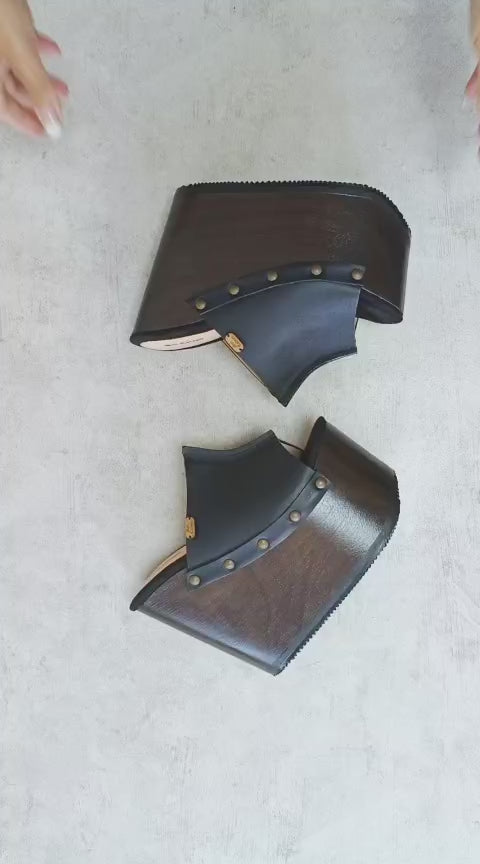 Vintage 70s-style black leather clogs with super high wooden wedge heels. Handmade to order.
Available in sizes 34 to 47.
An exclusive design by Sol Caleyo, created for those who value craftsmanship, comfort, and authentic style.