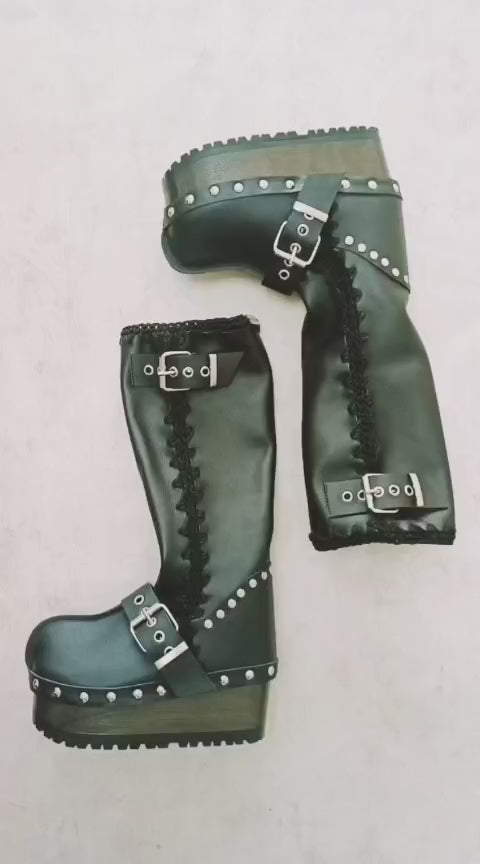 Black leather boots with silver buckles. Leather clog boots. Leather boots with wooden wedge. Vintage style leather boots. Sizes 34 to 47. High quality handmade leather shoes by sol Caleyo. Sustainable fashion.