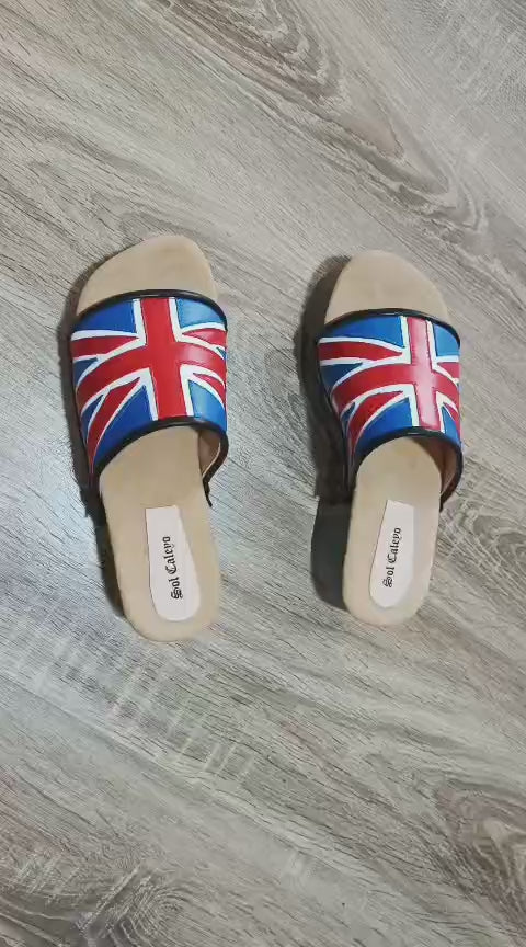 Platform clog sandals with exclusive England flag design, Vintage style platform clogs with England flag. Clogs Sandals with wooden heel. Sizes 34 to 47. England clogs are an exclusive design by Sol Caleyo.
