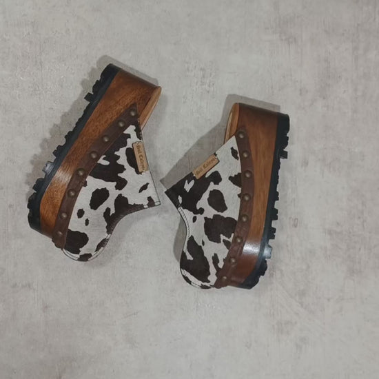 Cowhide leather clogs with wooden wedge, Vintage 70's style clogs. Leather clogs with wooden wedge. High quality footwear handmade by Sol Caleyo.