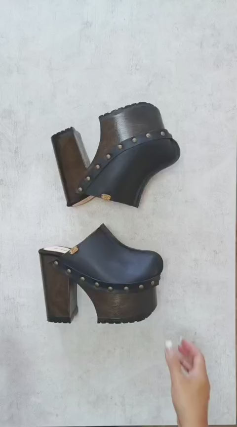 Black leather clogs with platform and super high heel. Leather mule with super high wooden heel. Black leather clogs 70's vintage style. Vintage style super high heel clogs. Sizes 34 to 47. High quality leather shoes handmade by sol Caleyo. Sustainable fashion.
