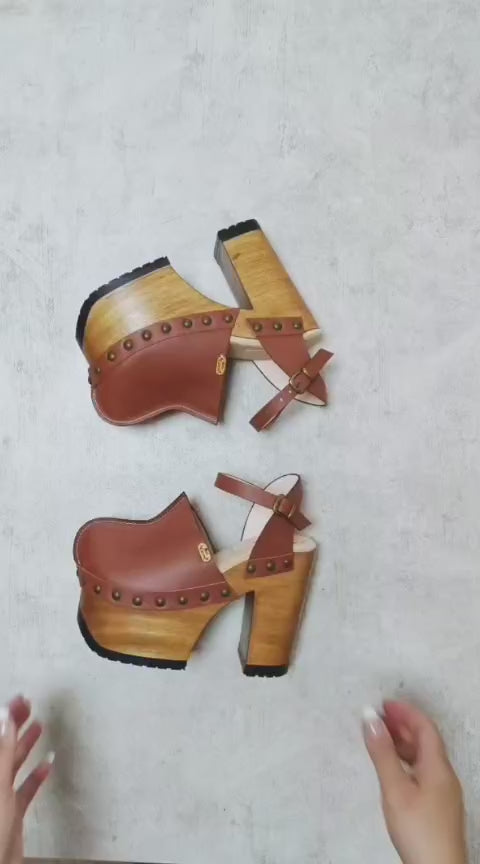 Platform clogs with super high heel and vintage 70s style. Vintage style brown leather clogs. Super high wooden heel. Sizes 34 to 47. High quality handmade leather shoes.