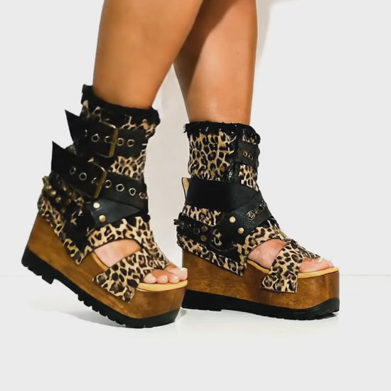Wooden wedge boots made in Leopard leather. Buckle boots with wooden wedge. Wooden wedge boots 70's style. High-end footwear handmade by sol Caleyo. Sizes 34 to 47.