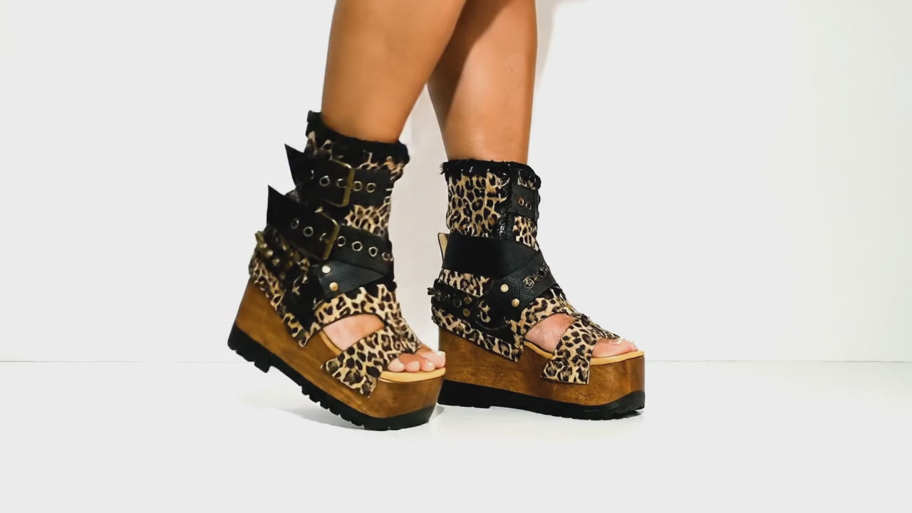 Wooden wedge boots made in Leopard leather. Buckle boots with wooden wedge. Wooden wedge boots 70's style. High-end footwear handmade by sol Caleyo. Sizes 34 to 47.