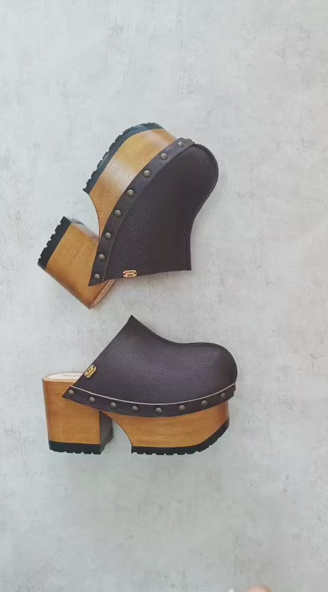 Brown leather clogs in a vintage 70s style. Super high vintage-style wooden heel. Sizes 33 to 47. High-end footwear handmade by Sol Caleyo.