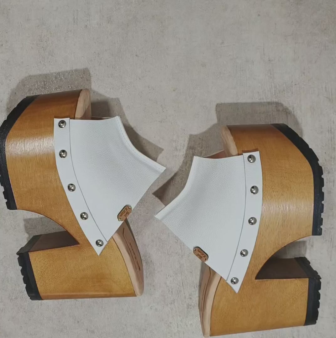 Vintage 70's style white platform sandals. Vintage style wooden heeled sandals. White vintage style mules. Handmade leather shoes by Sol Caleyo.