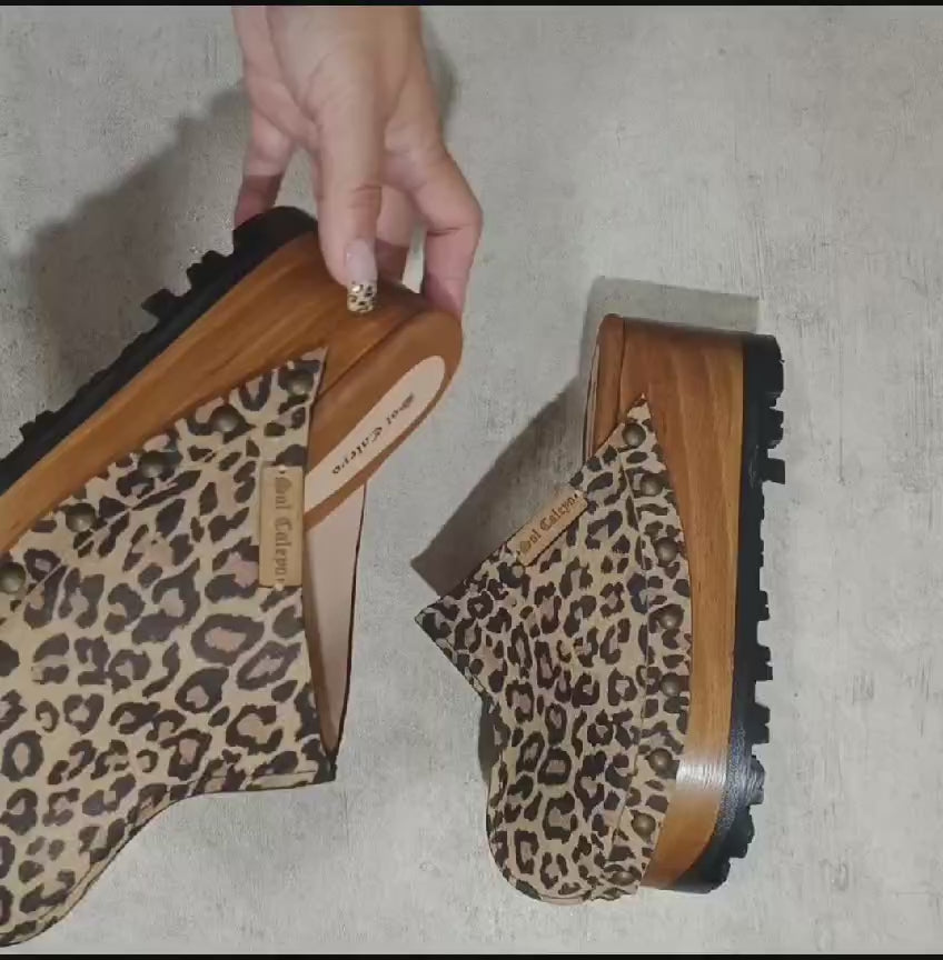 Vintage 70's style leather clogs. Leopard leather clogs with wooden wedge. Leopard leather mules with wooden wedge. High-end handmade footwear by Sol Caleyo.