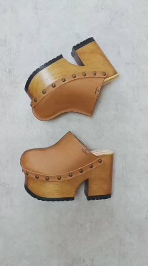 Brown leather clogs in a vintage 70s style. Super high vintage-style wooden heel. Sizes 33 to 47. High-end footwear handmade by Sol Caleyo.