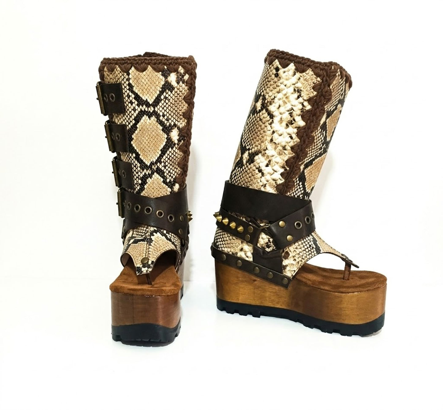 Close-up of handmade Alabama Flip Flops Snake Boots by Sol Caleyo, showing the textured snake-effect leather, 10 cm wooden wedge, and durable black Vibram tractor sole.