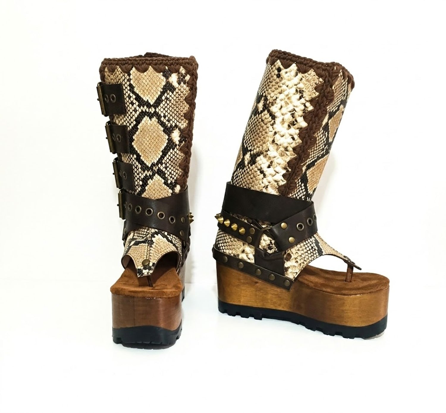 Close-up of handmade Alabama Flip Flops Snake Boots by Sol Caleyo, showing the textured snake-effect leather, 10 cm wooden wedge, and durable black Vibram tractor sole.