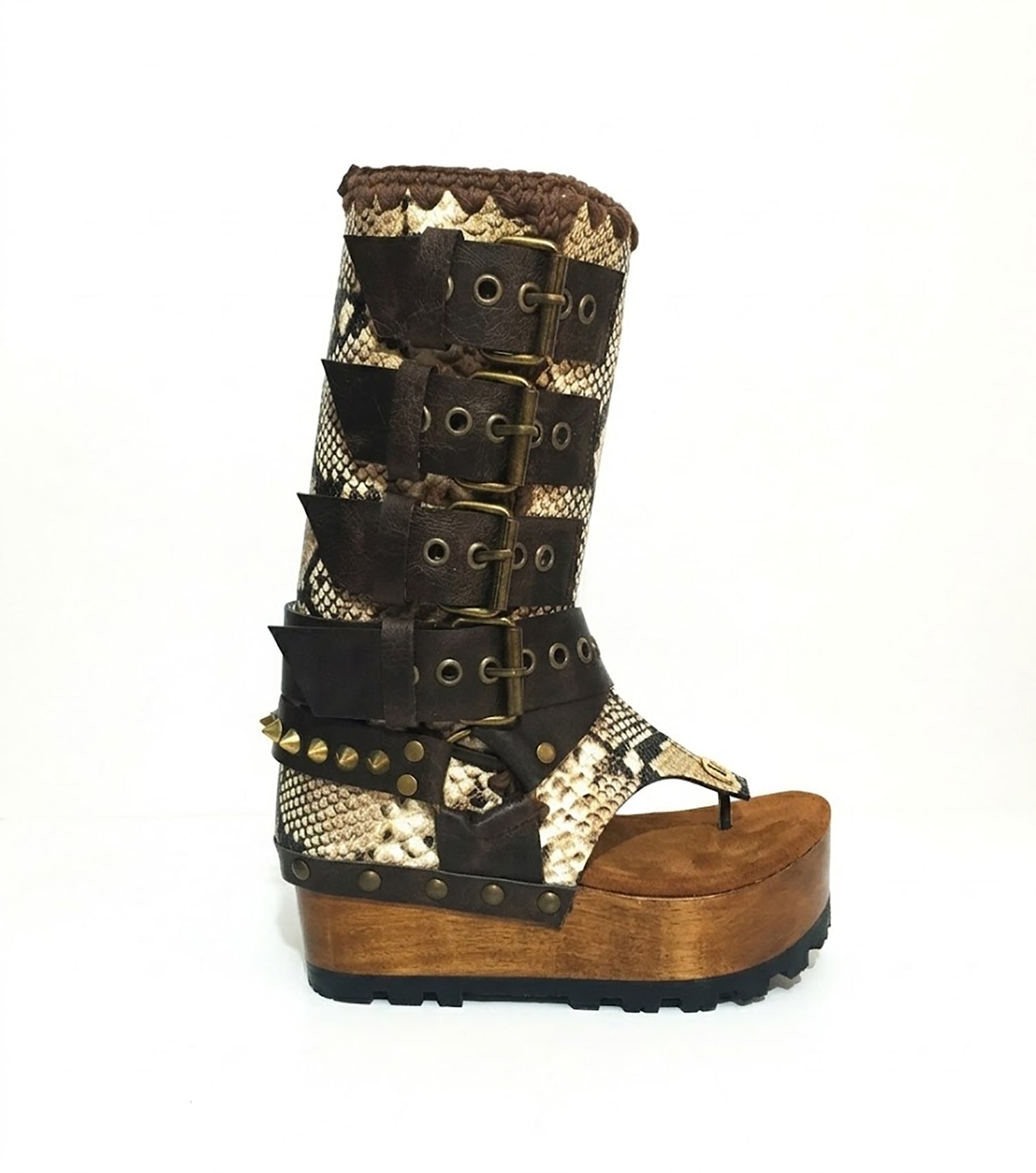 Close-up of handmade Alabama Flip Flops Snake Boots by Sol Caleyo, showing the textured snake-effect leather, 10 cm wooden wedge, and durable black Vibram tractor sole.