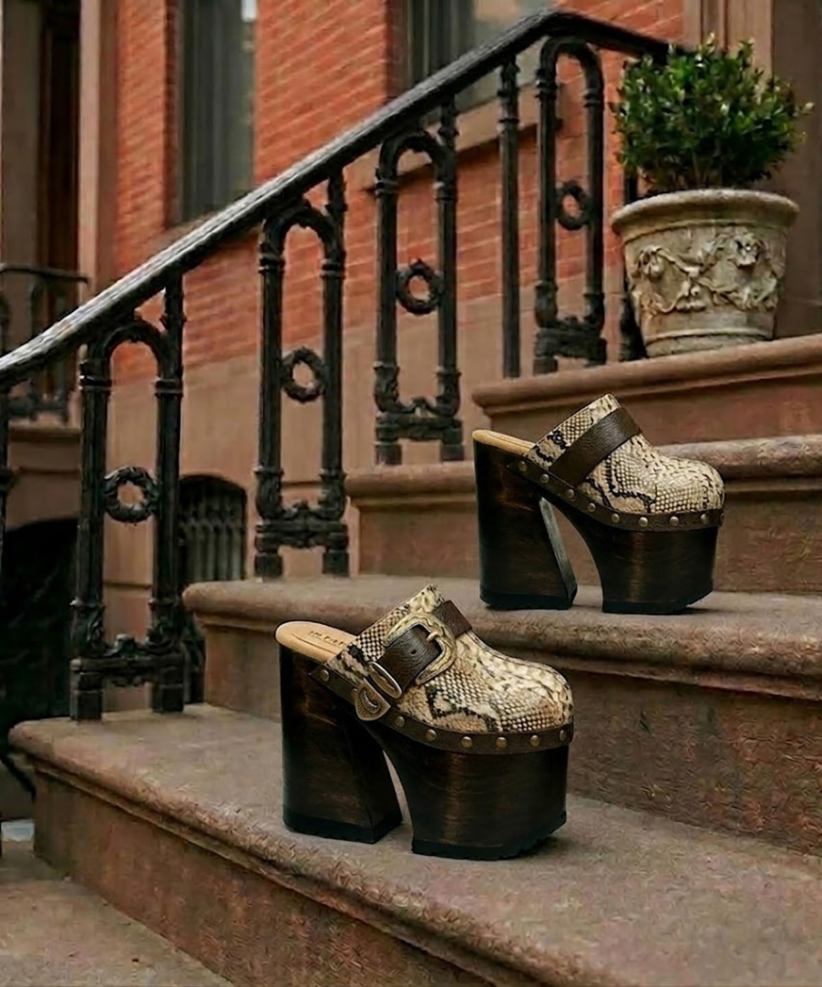 Fashion model showcasing the Route 66 XL snake print platform clogs with 17cm heels for an elongated, high-fashion silhouette.