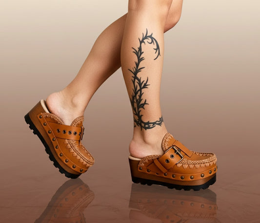 Light brown leather oxford style clogs. Oxford style leather mules. Mules with wooden wedge. High quality handmade shoes by Sol Caleyo.