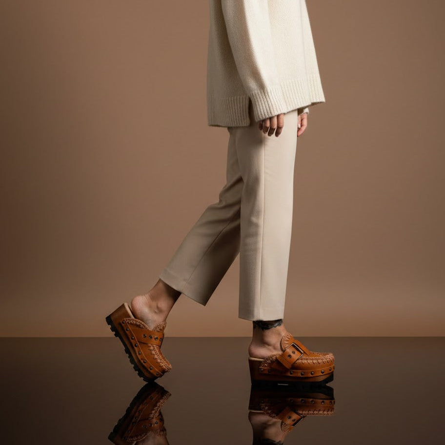 Light brown leather oxford style clogs. Oxford style leather mules. Mules with wooden wedge. High quality handmade shoes by Sol Caleyo.