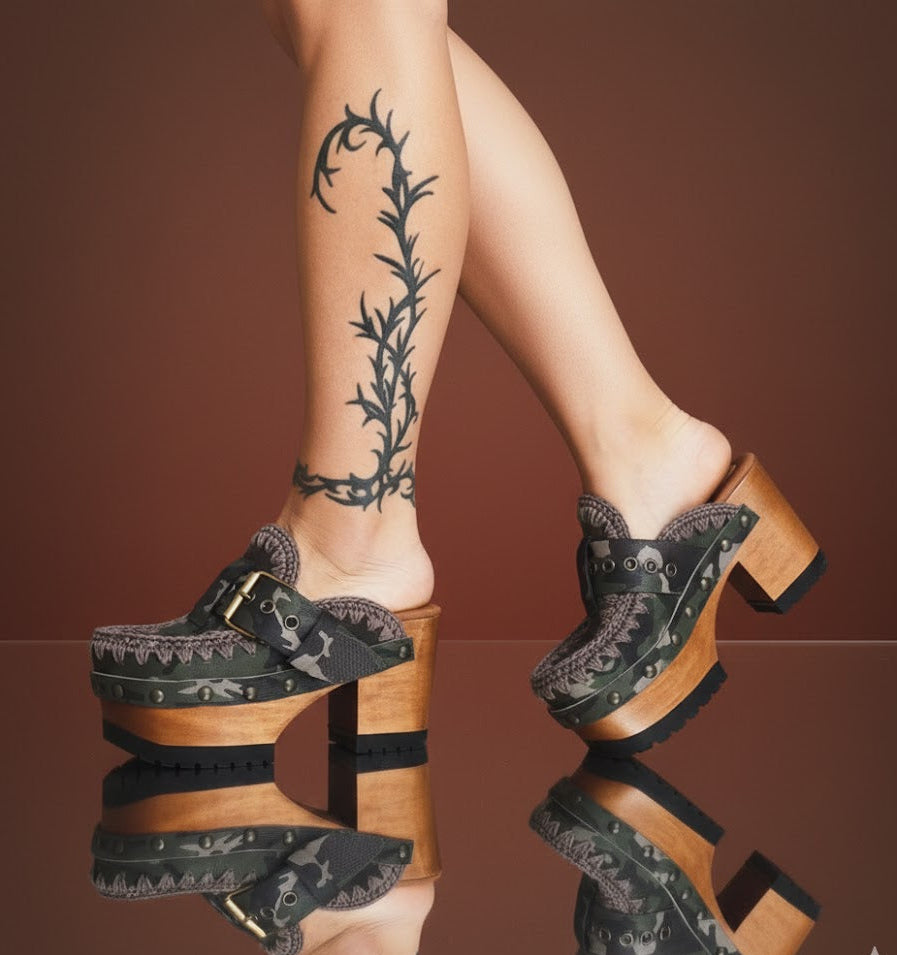 Oxford style clogs in military leather. Oxford style mule clogs. Heeled clogs in military leather. High quality handmade shoes by Sol Caleyo.